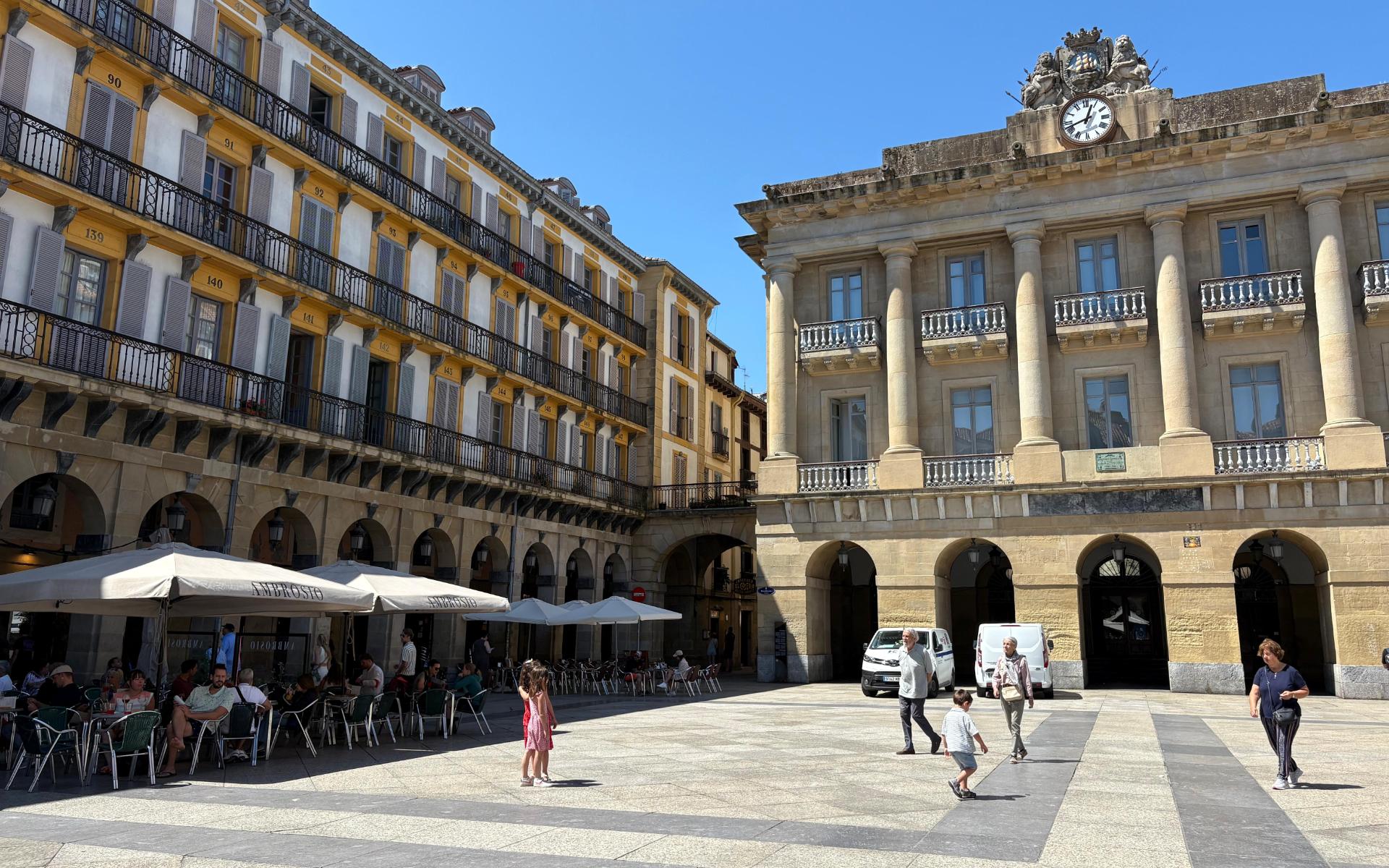 Tensión en San Sebastián: Seis agentes de la Ertzaintza heridos al proteger un acto de VOX de un ataque radical