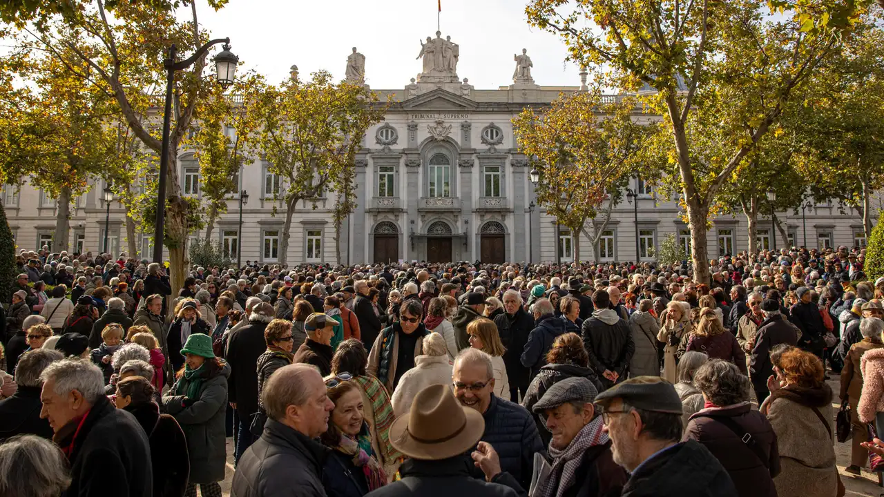 Clamor ante el Supremo: cientos de personas protestan al grito de “golpistas con toga” por la inhabilitación del Fiscal General