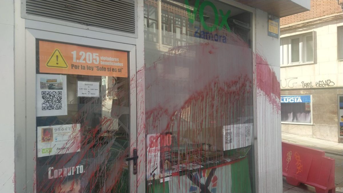 Vandalizan la sede de VOX en Zamora con pintura roja