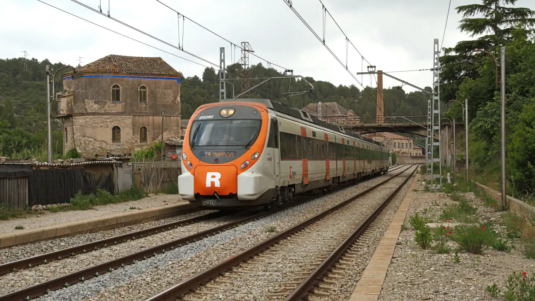 Nueva caída del sistema: Rodalies suspende el servicio en toda Cataluña por una incidencia en el centro de control de Adif