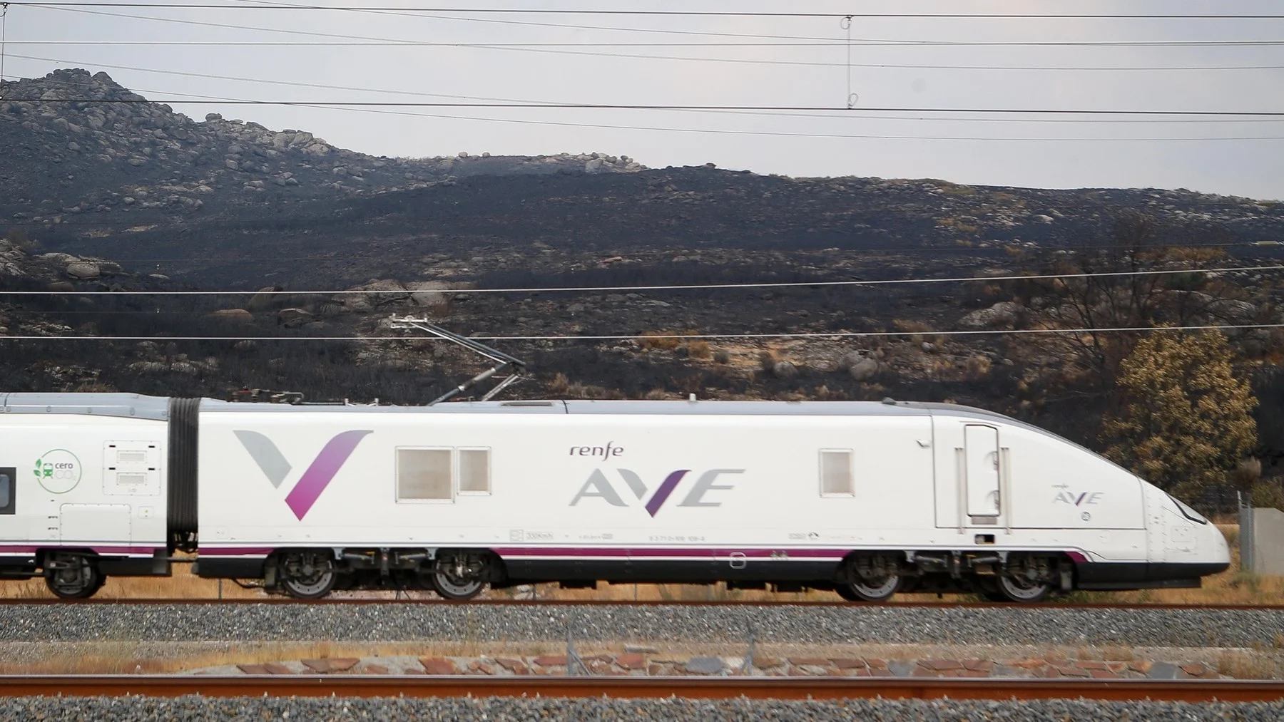 Adif impone límite temporal de 160 km/h en un tramo clave del AVE Madrid-Barcelona por problemas en la vía
