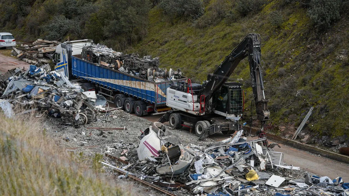 Retiran de las vías los últimos restos del Alvia una semana después de la tragedia de Adamuz